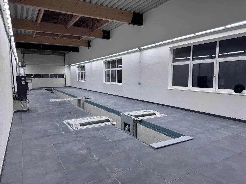 LKW Prüfhalle §57a PROVISIONSFREI!! NEU EINGERICHTET!! mit 2 gut beleuchteten Dachkuppeln und Sektionaltor ca. 27m lang — photo 1
