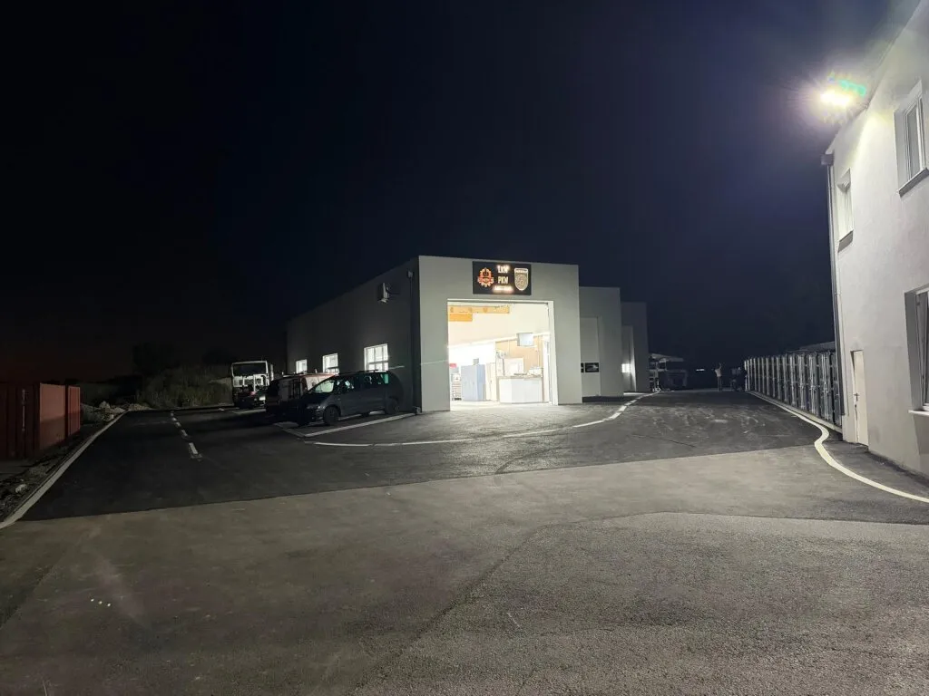 LKW Prüfhalle §57a PROVISIONSFREI!! NEU EINGERICHTET!! mit 2 gut beleuchteten Dachkuppeln und Sektionaltor ca. 27m lang — photo 2