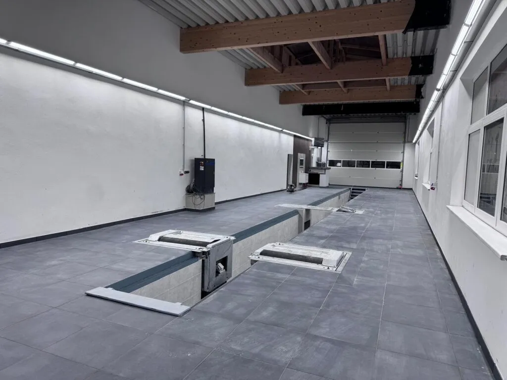 LKW Prüfhalle §57a PROVISIONSFREI!! NEU EINGERICHTET!! mit 2 gut beleuchteten Dachkuppeln und Sektionaltor ca. 27m lang — photo 5