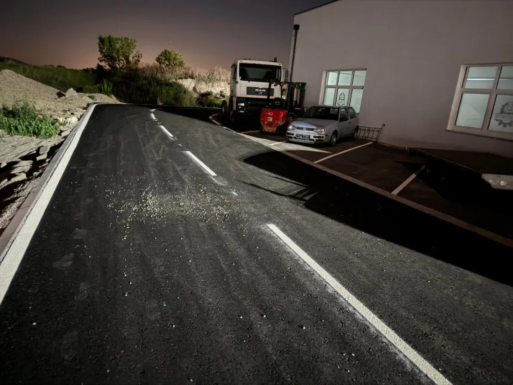 LKW Prüfhalle §57a PROVISIONSFREI!! NEU EINGERICHTET!! mit 2 gut beleuchteten Dachkuppeln und Sektionaltor ca. 27m lang — photo 9