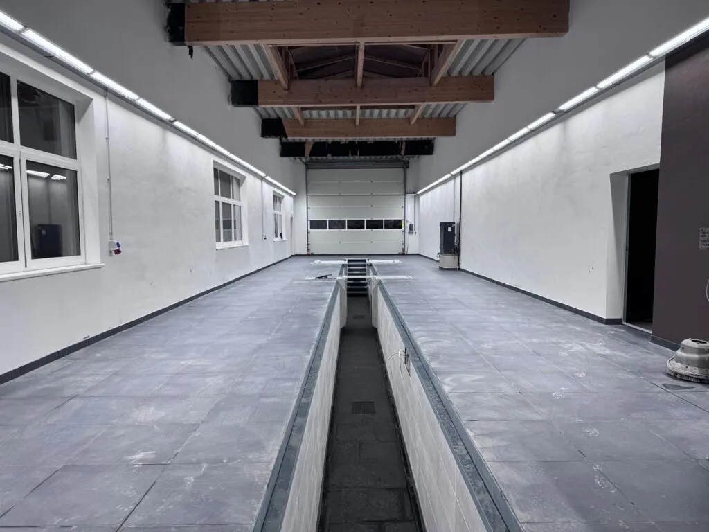 LKW Prüfhalle §57a PROVISIONSFREI!! NEU EINGERICHTET!! mit 2 gut beleuchteten Dachkuppeln und Sektionaltor ca. 27m lang — photo 8