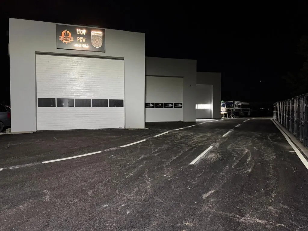 LKW Prüfhalle §57a PROVISIONSFREI!! NEU EINGERICHTET!! mit 2 gut beleuchteten Dachkuppeln und Sektionaltor ca. 27m lang — photo 3