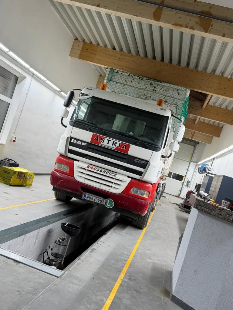 LKW Prüfhalle §57a PROVISIONSFREI!! NEU EINGERICHTET!! mit 2 gut beleuchteten Dachkuppeln und Sektionaltor ca. 27m lang — photo 10