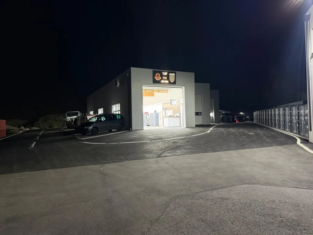LKW Prüfhalle §57a PROVISIONSFREI!! NEU EINGERICHTET!! mit 2 gut beleuchteten Dachkuppeln und Sektionaltor ca. 27m lang — photo 4