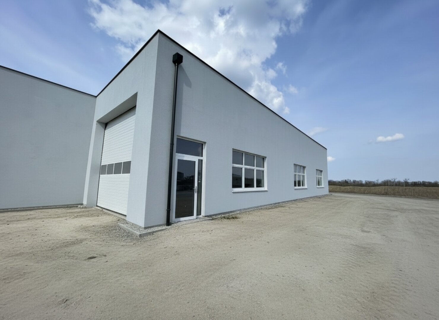 Helle Gewerbe- und Werkstatthalle in Sollenau - mit Hebebühnen, Lkw-Zufahrt und umfangreicher Ausstattung (Halle T3) — photo 4