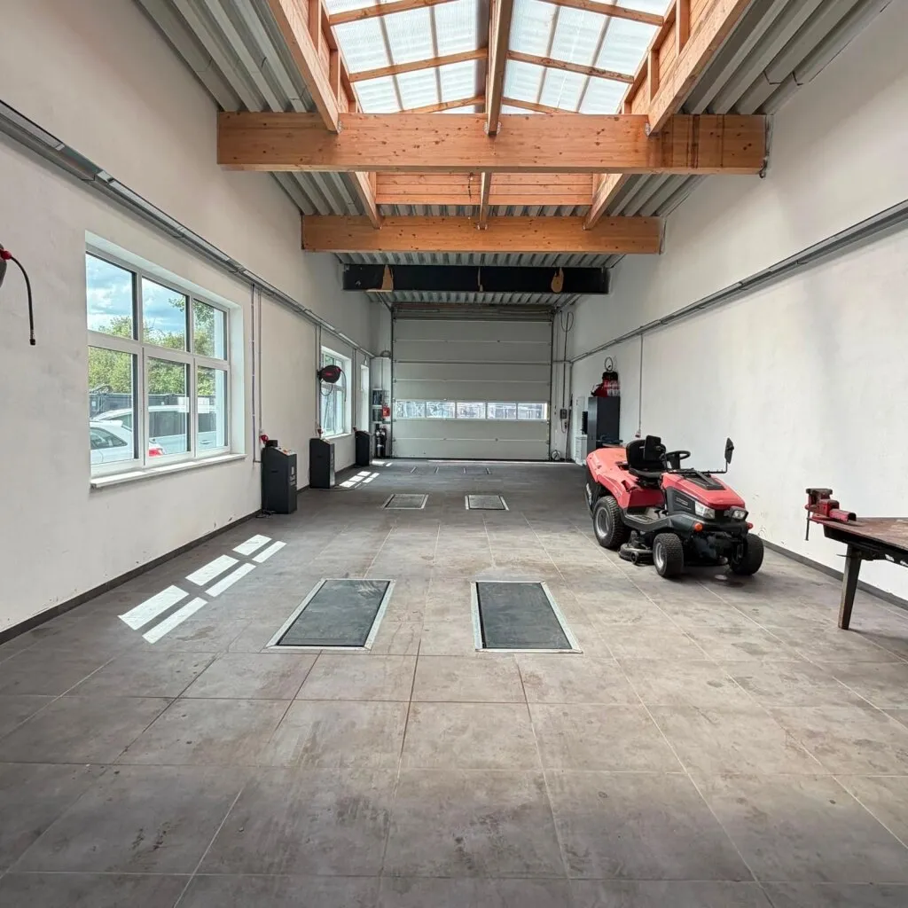 Helle Gewerbe- und Werkstatthalle in Sollenau - mit Hebebühnen, Lkw-Zufahrt und umfangreicher Ausstattung (Halle T3) — photo 1