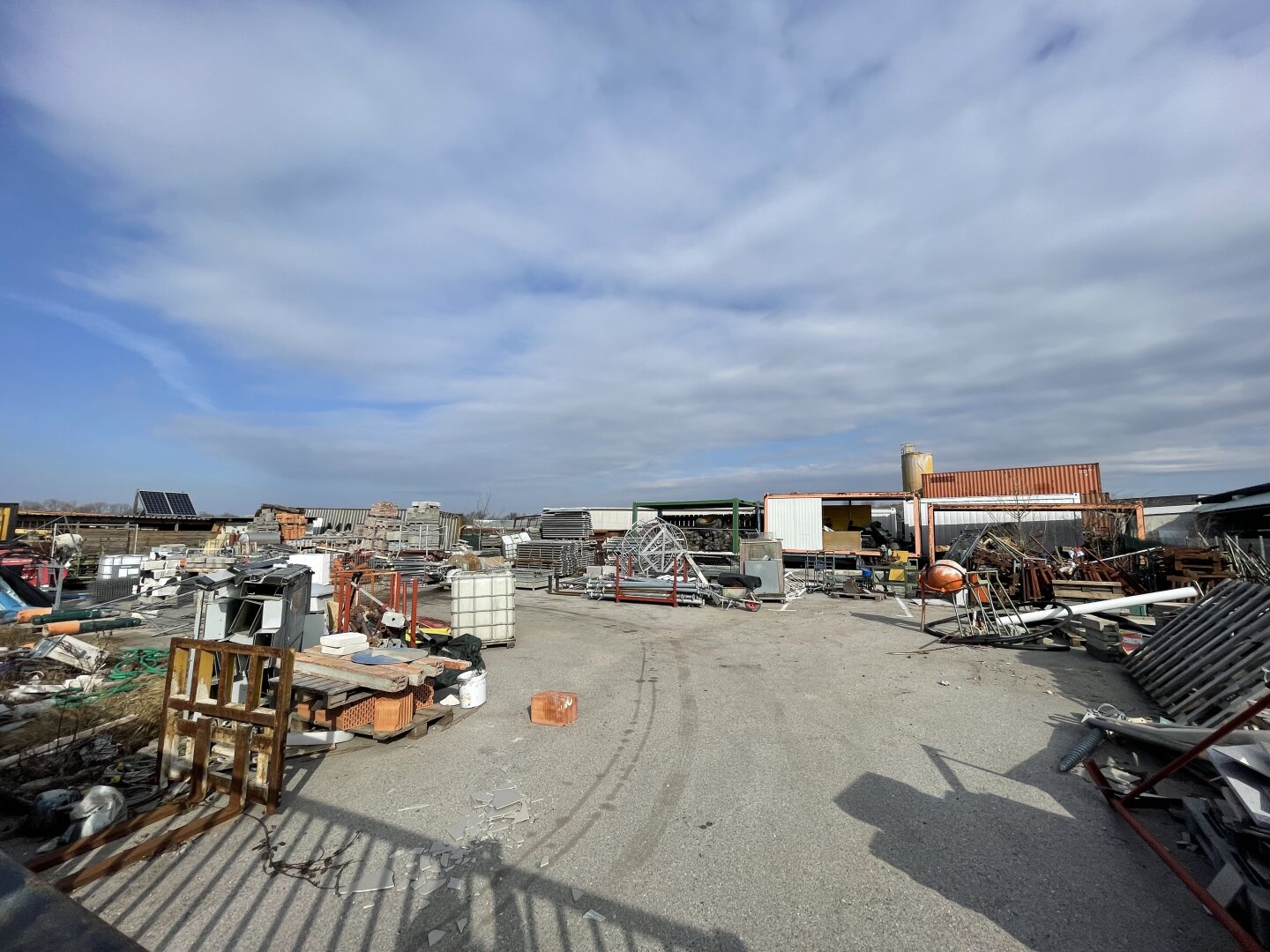 Vielseitig nutzbarer Lager- und Stellplatz ca. 800m² auf Industrieareal zu vermieten — photo 2