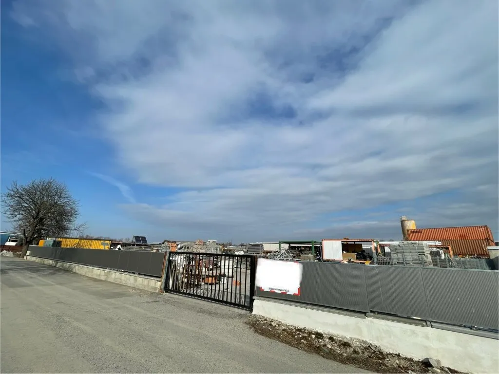 Vielseitig nutzbarer Lager- und Stellplatz ca. 800m² auf Industrieareal zu vermieten — photo 1
